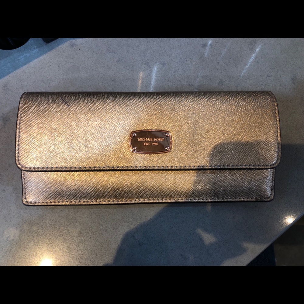 MICHAEL KORS ROSE GOLD WALLET !!